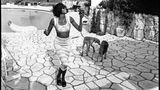 Naomi Campbell mit den Hunden Mick und Bono 1993 in Cap d'Antibes