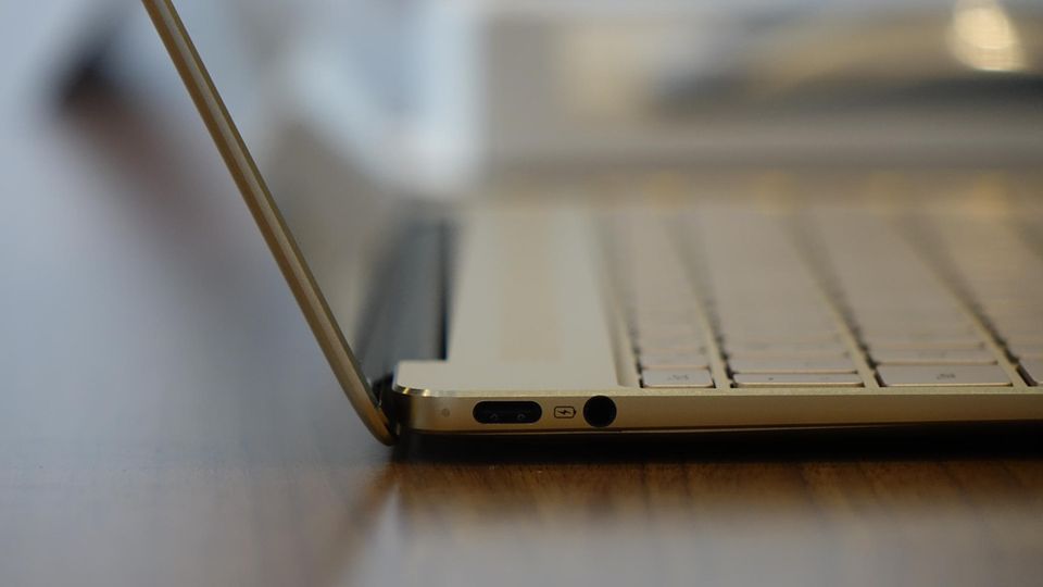Geladen wird das Matebook X via USB-C. Geladen wird das Matebook X via USB-C.