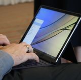 Durch die stabilere Hülle kann man nun auch besser auf dem Schoß arbeiten.