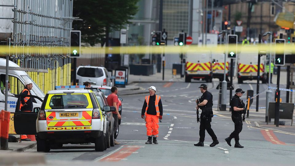 Polizisten riegeln am Tag nach dem Anschlag die Manchester Arena ab