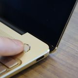 Im Power-Button ist ein Fingerabdruckscanner eingebaut.