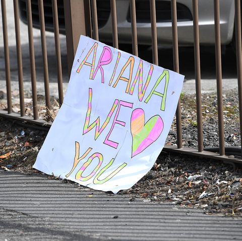 Vor dem Konzertsaal in Manchester liegt ein mit bunter Schrift beschriebenes Schild