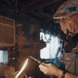 Der Film berichtet von den speedbesessenen Legenden der Rennstrecken.