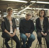 Die "Girls" und einer ihrer Helden. Jack Costella freut sich besonders auf alle Ladys unter 70.