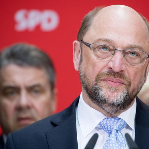 Martin Schulz, links hinten sein Vorgänger Sigmar Gabriel - Die SPD muss den Wahlkampf endlich aufnehmen