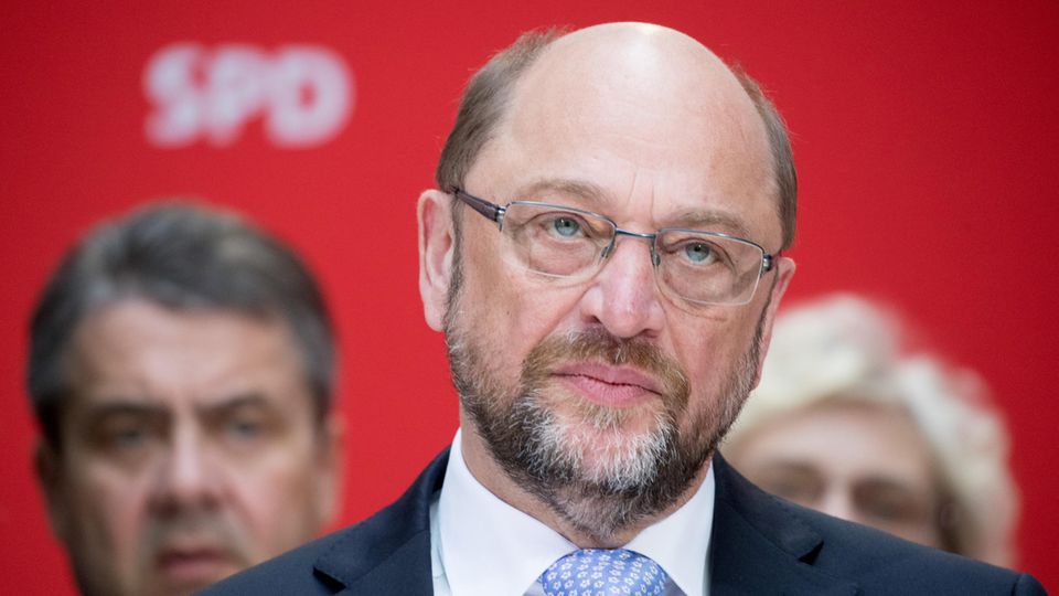Martin Schulz, links hinten sein Vorgänger Sigmar Gabriel - Die SPD muss den Wahlkampf endlich aufnehmen
