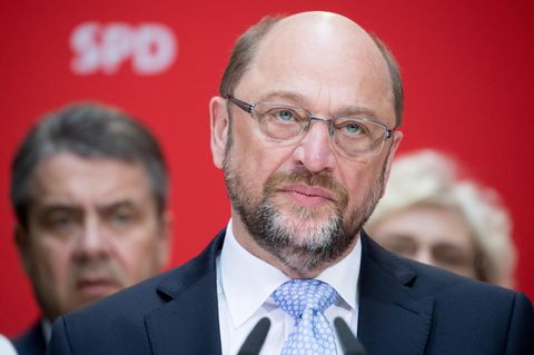 Martin Schulz, links hinten sein Vorgänger Sigmar Gabriel - Die SPD muss den Wahlkampf endlich aufnehmen