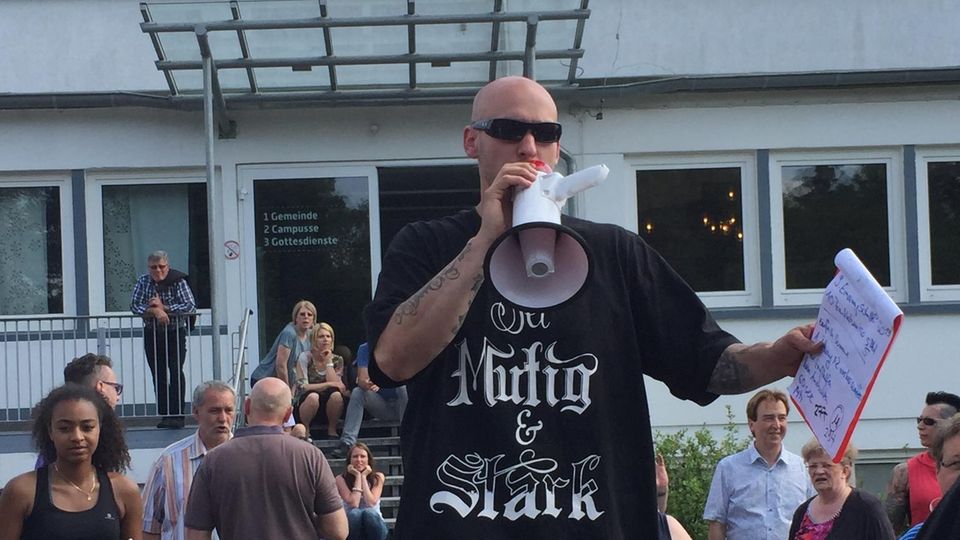 Freikirche: "Cool und trotzdem Christ": Nils Scharf gehört zum engeren Kreis der Gemeinde. "Cool und trotzdem Christ": Nils Scharf gehört zum engeren Kreis der Gemeinde.