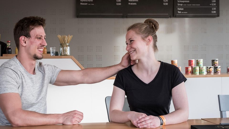 Daniel und Madeline wollen ein Eheseminar besuchen. Sie glauben, ihre Liebe hat Gott gemacht.