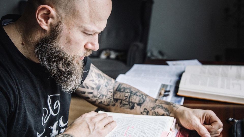 Freikirche: Pastor Marcus beim Bibelstudium. Der Bodybuilder ist das Aushängeschild der Gemeinde. Pastor Marcus beim Bibelstudium. Der Bodybuilder ist das Aushängeschild der Gemeinde.