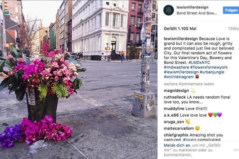 Ein Blumenstrauß liegt in einem Mülleimer in New York.