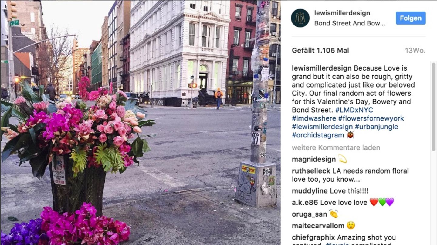 Ein Blumenstrauß liegt in einem Mülleimer in New York.