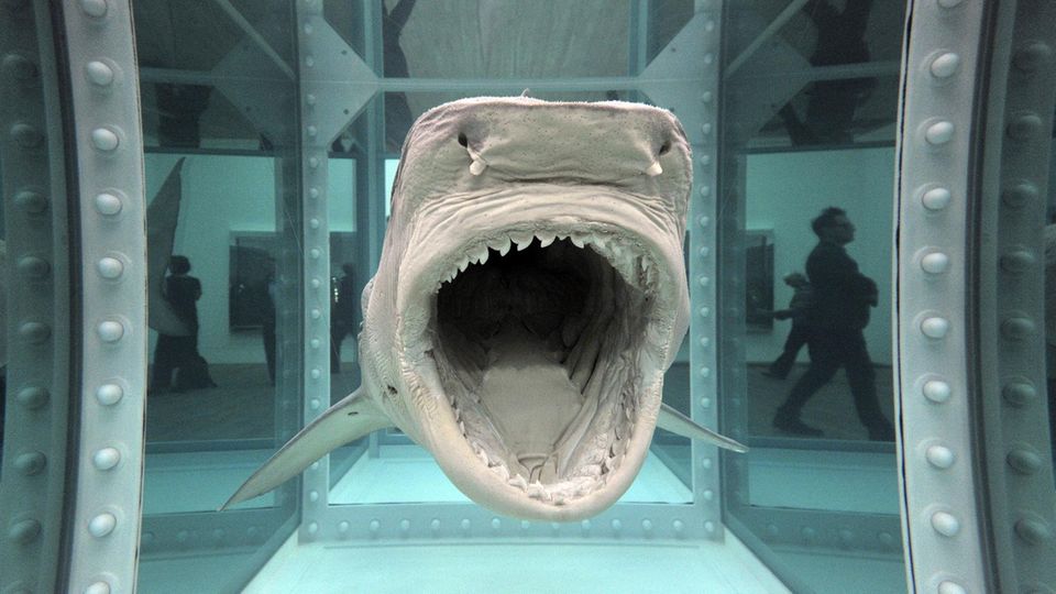 Damien Hirst bei Biennale 2017: 1991 erlangte er Ruhm mit dem in Formaldehyd eingelegten Meeresjäger. 1991 erlangte er Ruhm mit dem in Formaldehyd eingelegten Meeresjäger.