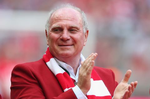 U19-Finale in Dortmund: BVB-Fan zeigt Hoeneß den Stinkefinger - und der Bayern-Boss lächelt zurück