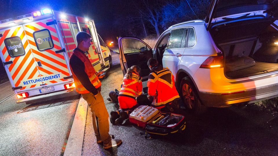 Unterwegs mit Rettungskräften: Christian Vorwerk und Svenja Nelki bereiten einen Mann, der im Bad zusammengebrochen ist, für den Abtransport in die Klinik vor. Christian Vorwerk und Svenja Nelki bereiten einen Mann, der im Bad zusammengebrochen ist, für den Abtransport in die Klinik vor.