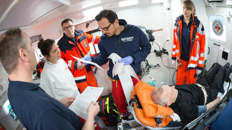 Unterwegs mit Rettungskräften: Alltag: Notarzt Johannes Strobel betreut mit seinem Team im Rettungswagen einen Herzkranken. Alltag: Notarzt Johannes Strobel betreut mit seinem Team im Rettungswagen einen Herzkranken.