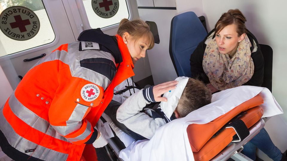 Unterwegs mit Rettungskräften: Platzwunde nach Sturz in der Schule: Melina Delventhal (links) und die Mutter des Kindes trösten den jungen Patienten. Platzwunde nach Sturz in der Schule: Melina Delventhal (links) und die Mutter des Kindes trösten den jungen Patienten.