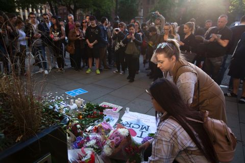 Am Tag nach dem Anschlag in Manchester gedenken die Menschen in der britischen Stadt der Opfer