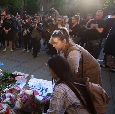 Am Tag nach dem Anschlag in Manchester gedenken die Menschen in der britischen Stadt der Opfer