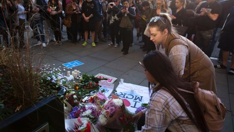 Am Tag nach dem Anschlag in Manchester gedenken die Menschen in der britischen Stadt der Opfer