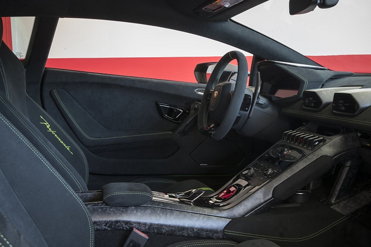 Der Innenraum des Lamborghini Huracan Performante