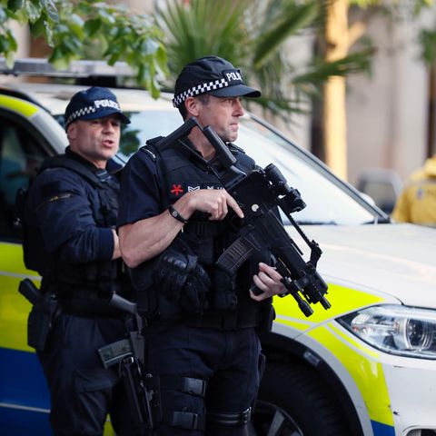 Bewaffnete Polizisten bewachen auf dem Albert Square in Manchester die Mahnwache für die Opfer des Terroranschlags
