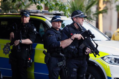 Bewaffnete Polizisten bewachen auf dem Albert Square in Manchester die Mahnwache für die Opfer des Terroranschlags