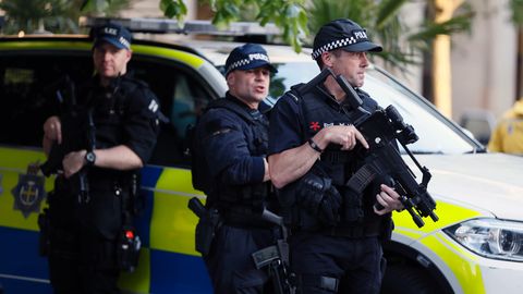 Bewaffnete Polizisten bewachen auf dem Albert Square in Manchester die Mahnwache für die Opfer des Terroranschlags