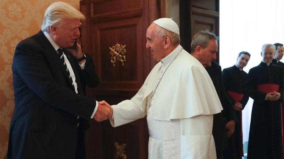 Ein Handschlag zur Begrüßung: US-Präsident Donald Trump hat Papst Franziskus im Vatikan besucht