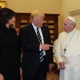 Melania Trump mit ihrem Mann Donald und Papst Franziskus (v.l.)