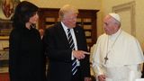 Melania Trump mit ihrem Mann Donald und Papst Franziskus (v.l.)