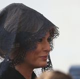 Die Gattin des US-Präsidenten Donald Trump Melania Trump mit schwarzem Schleier