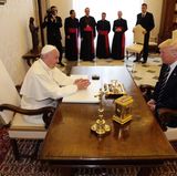 Papst Franziskus (in Weiß) mit US-Präsident Donald Trump