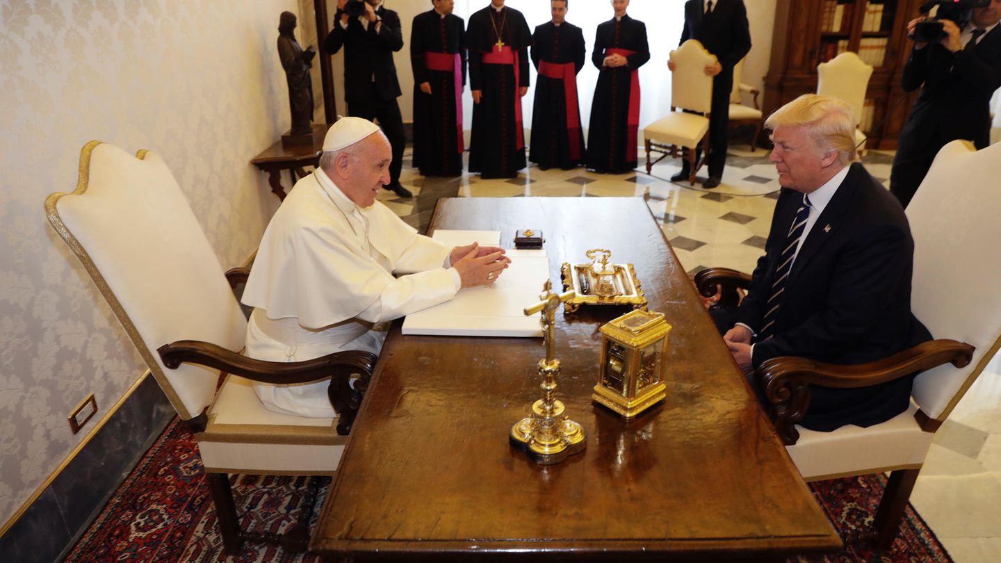 Papst Franziskus (in Weiß) mit US-Präsident Donald Trump