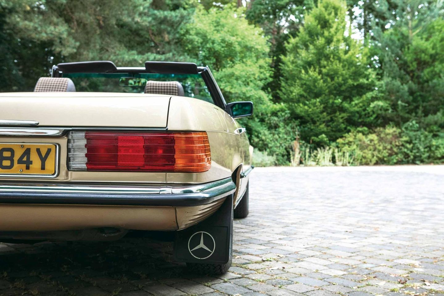 Samuel Cise ist Vermittler für Luxusgüter. Diesen Mercedes Benz 380 SL behielt er aber selbst.