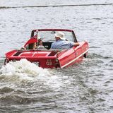 Richard Wood brach seine Hochzeitsreise ab, um das Amphicar auf einer Auktion zu ersteigern.