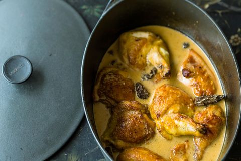 Huhn in kräftigem Wein mit Mórcheln und Crème fraîche - eine Köstlichkeit aus der Region Franche-Comté