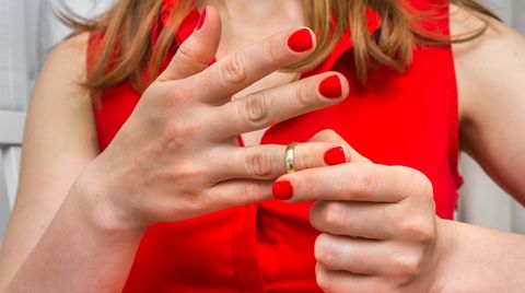 Eine Frau entfernt einen Ring von ihrem Finger