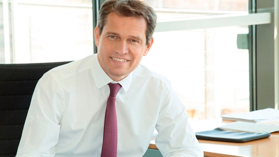 Michael Mronz, 50, ist Sport- und Eventmanager. Bei der Leichtathletik-WM 2009 war er Marketingchef, er verantwortet das ATP-Tennisturnier in München und das Reitturnier CHIO in Aachen, war Vermarktungschef von TV-Events wie Stefan Raabs Wok-WM oder dem Bundesvision Songcontest. Zudem ist er Vorstandsvorsitzender der Westerwelle Foundation und der Hilfsaktion "Ein Herz für Kinder".