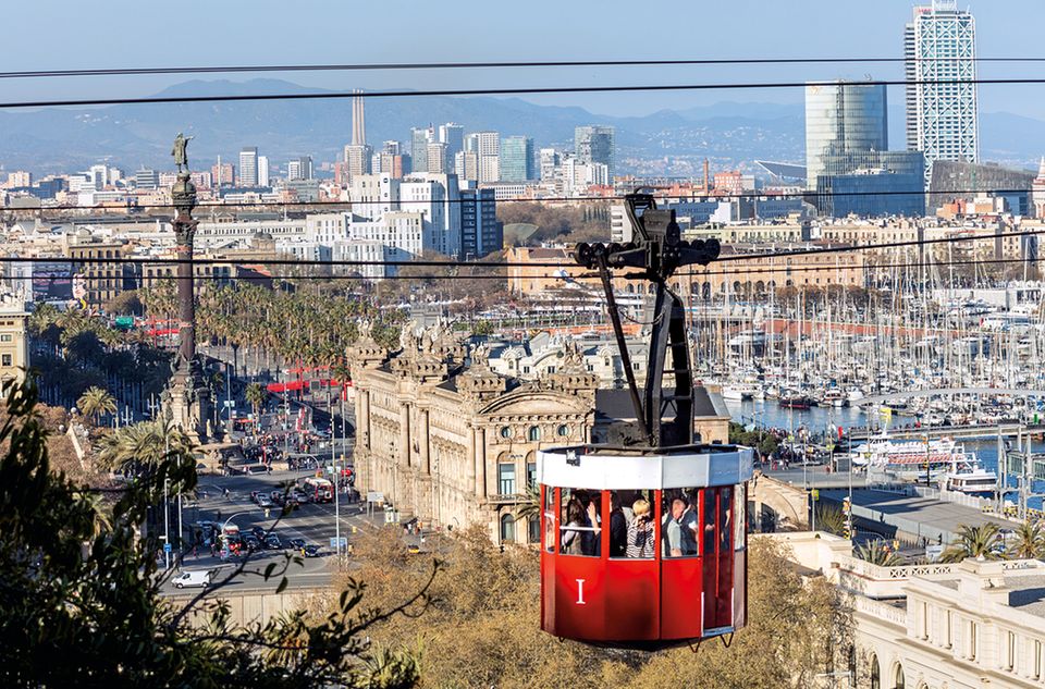 Hausberge und Dachterrassen: Eine alte Seilbahn verbindet den Montjuïc mit dem Strand von Barceloneta Eine alte Seilbahn verbindet den Montjuïc mit dem Strand von Barceloneta