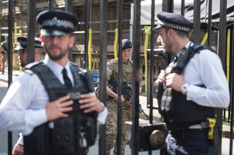 Soldaten und Polizisten bewachen die Downing Street in Westminster, London.