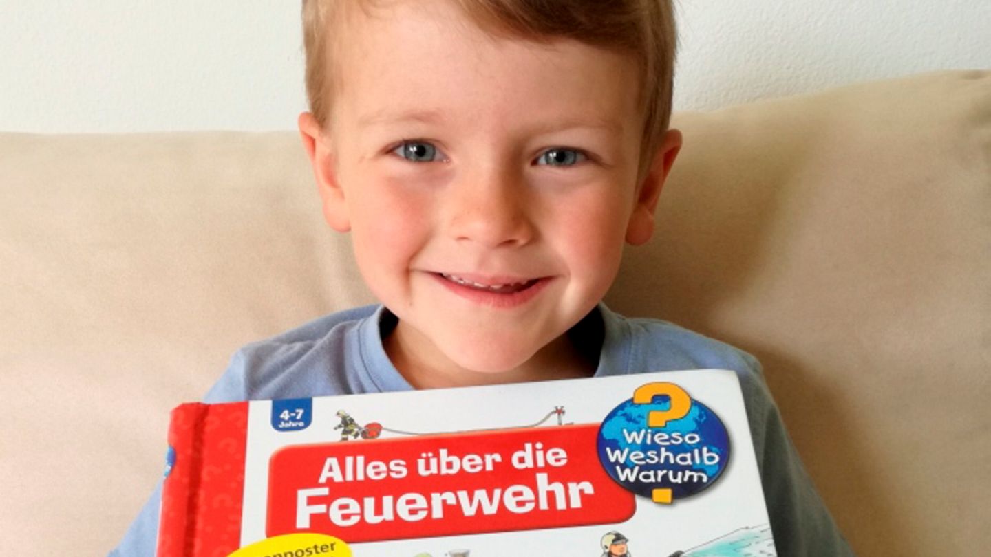 Der kleine Tobias zeigt strahlend sein Buch