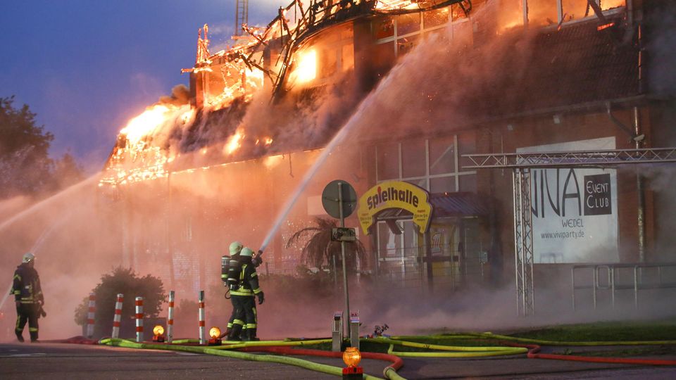 Feuerwehrleute bekämpfen einen Großbrand in Wedel bei Hamburg