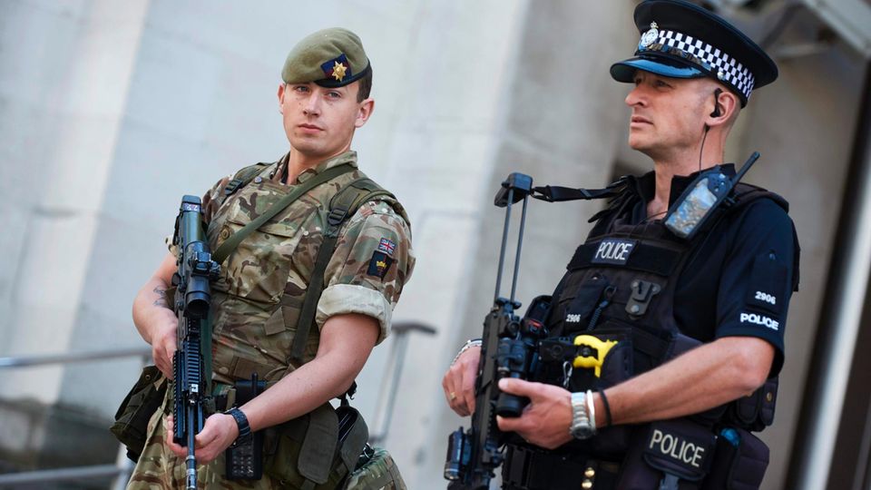 Ein Soldat und ein Polizist vor dem Verteidigungsministerium in London