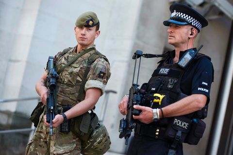 Ein Soldat und ein Polizist vor dem Verteidigungsministerium in London