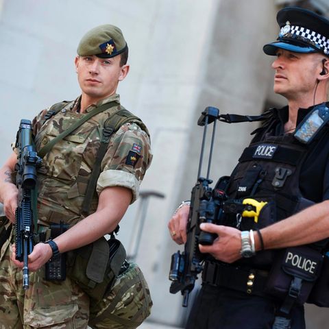 Ein Soldat und ein Polizist vor dem Verteidigungsministerium in London