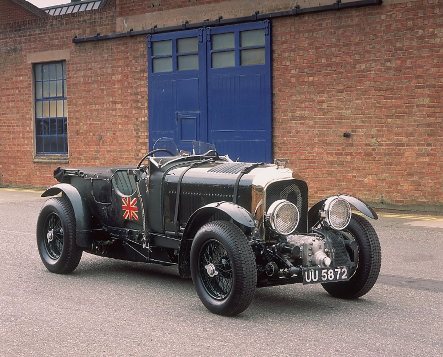 James Bonds Bentley 4 1/2 Litre wird im Film "Moonraker - Streng geheim" während einer Verfolgungsjagd zerstört (Bild Bentley)