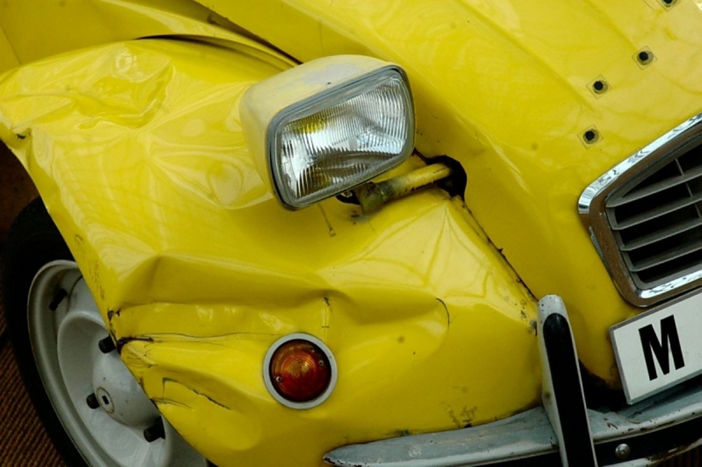 Citroen 2CV aus "In tödlicher Missio"n - sogar Einschusslöcher sind zu sehen (Bild Viehmann)