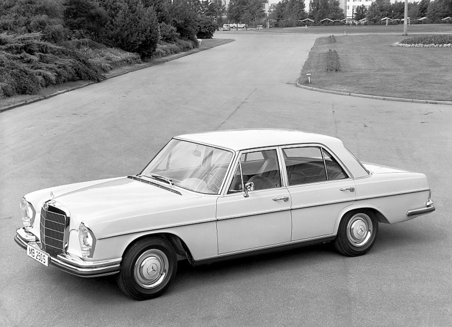 Der gewitzte Geheimagent heizt in "Octopussy" auf den Eisenbahnschienen mit einem Mercedes 250 S (W 108) seinen Widersachern hin