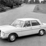 Der gewitzte Geheimagent heizt in "Octopussy" auf den Eisenbahnschienen mit einem Mercedes 250 S (W 108) seinen Widersachern hin